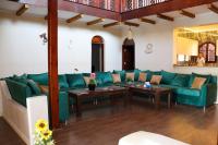 Nuweiba‘ el MuzeinahBeit Tolba Nuweiba的客厅配有绿色沙发和桌子