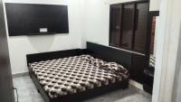 1 cama en la esquina de una habitación en MANGAL DHAM, Deoghar, en Deoghar