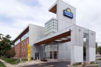 ein Gebäude mit einem Schild an der Seite in der Unterkunft Days Inn &amp; Suites by Wyndham Milwaukee in Milwaukee