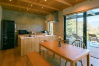 女性のための森サウナ 一棟貸し宿 SORA 宙 Forest sauna villa SORAにあるキッチンまたは簡易キッチン