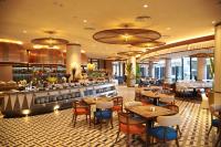 Un restaurante con mesas y sillas y un bar. en Wyndham Garden Sonasea Van Don, en Cái Rồng