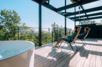 女性のための森サウナ 一棟貸し宿 SORA 宙 Forest sauna villa SORAにあるバルコニーまたはテラス