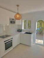 A kitchen or kitchenette at Bonaire Beach House