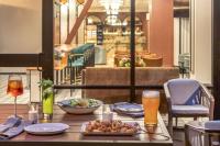 Nápoje v ubytování Pennyweight Hotel Boston, Curio Collection by Hilton