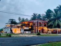 una casa con una mucca davanti di Krui ocean cottage a Krui