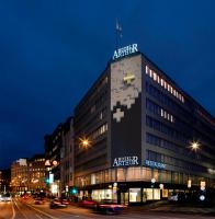un edificio con un cartel pixelado encima en Hotel Arthur, en Helsinki