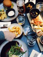 una mesa con platos de comida y copas de cerveza en Quality Hotel Grand, Borås, en Borås