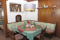 Un comedor con una mesa con un mantel verde. en Landgasthof Kaiserkrone, en Elmen