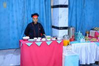 Tiba Hotel في أسوان: رجل يقف أمام طاولة عليها كعكات صغيرة