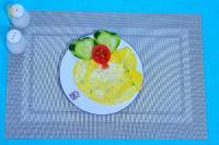 Tiba Hotel في أسوان: طبق أبيض عليه عجة وفاكهة