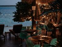 un hombre sentado en una mesa en un restaurante en Khaban Bacalar Hotel Boutique, en Bacalar
