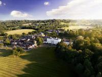 una vista aérea de una casa en un pueblo en De Vere Beaumont Estate, en Windsor