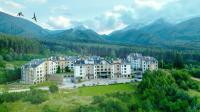 una vista aérea de un gran edificio en las montañas en Saint George Palace Aparthotel, en Bansko