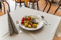 une assiette de nourriture sur une table dans l'établissement Pastoral Lodge at the Sanctuary of the Divine Mercy, à Cracovie