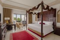 Sharq Village & Spa, a Ritz-Carlton Hotelにあるベッド