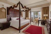 Sharq Village & Spa, a Ritz-Carlton Hotelにあるベッド