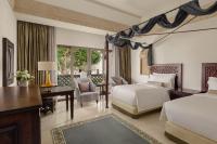 Sharq Village & Spa, a Ritz-Carlton Hotelにあるベッド
