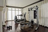 Sharq Village & Spa, a Ritz-Carlton Hotelにあるフィットネスセンターまたはフィットネス設備