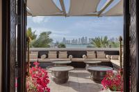 Sharq Village & Spa, a Ritz-Carlton Hotelにあるバルコニーまたはテラス