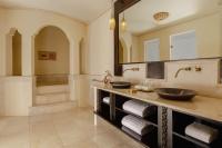 Sharq Village & Spa, a Ritz-Carlton Hotelにあるバスルーム