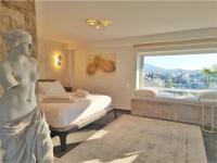 Posteľ alebo postele v izbe v ubytovaní One 360 Skyline Athens Penthouses