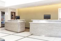 eine Lobby mit einem Geldautomaten in einem Geschäft in der Unterkunft Residence Inn by Marriott Las Vegas Airport in Las Vegas