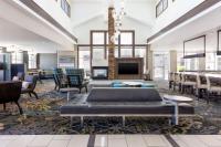eine Lobby mit einem Sofa, Stühlen und einem Kamin in der Unterkunft Residence Inn by Marriott Las Vegas Airport in Las Vegas