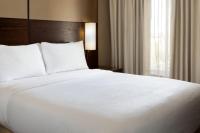 ein großes weißes Bett in einem Zimmer mit Fenster in der Unterkunft Residence Inn by Marriott Las Vegas Airport in Las Vegas