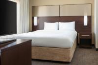 ein großes Bett in einem Hotelzimmer mit einem TV in der Unterkunft Residence Inn by Marriott Las Vegas Airport in Las Vegas
