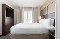 ein Hotelzimmer mit einem großen Bett und einem Fenster in der Unterkunft Residence Inn by Marriott Las Vegas Airport in Las Vegas
