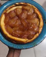 Eine Person hält einen Kuchen in einer blauen Schüssel in der Unterkunft La Casa Colorada in San Benito