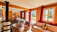 Część wypoczynkowa w obiekcie Résidence Hameau - Chalet confortable · Poêle à bois · Terrasse · Garage MAE-8714
