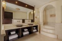Sharq Village & Spa, a Ritz-Carlton Hotelにあるバスルーム