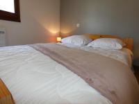 Posteľ alebo postele v izbe v ubytovaní Maison de vacances avec grand jardin et proche plage, 6 pers, chiens bienvenus - FR-1-540-236