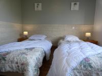 Posteľ alebo postele v izbe v ubytovaní Maison de vacances avec grand jardin et proche plage, 6 pers, chiens bienvenus - FR-1-540-236