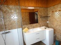 Kúpeľňa v ubytovaní Maison de vacances avec grand jardin et proche plage, 6 pers, chiens bienvenus - FR-1-540-236