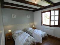 Posteľ alebo postele v izbe v ubytovaní Maison de vacances avec grand jardin et proche plage, 6 pers, chiens bienvenus - FR-1-540-236