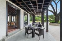 Un comedor con mesa y sillas en un patio. en The St. Regis Goa Resort, en Cavelossim