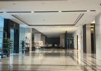 una hall aperta con una zona pranzo in un edificio di Sotogrande Neopolitan Hotel Inc a Manila