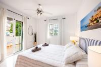 Łóżko lub łóżka w pokoju w obiekcie Villa Oliva Nerja - Luxury Redesign & Private Pool