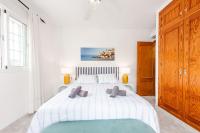 Łóżko lub łóżka w pokoju w obiekcie Villa Oliva Nerja - Luxury Redesign & Private Pool