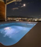 Bazén v ubytovaní One 360 Skyline Athens Penthouses alebo v jeho blízkosti