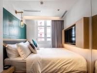 KēSa House, The Unlimited Collection managed by The Ascott Limitedにあるベッド