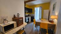 Kuchnia lub aneks kuchenny w obiekcie Maison vigneronne 8p / jardin / parking