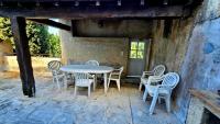 Patio lub wspólna przestrzeń na świeżym powietrzu w obiekcie Maison vigneronne 8p / jardin / parking