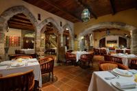 ジャカルタにあるル メリディアン ジャカルタの白いテーブルと椅子のあるダイニングルーム