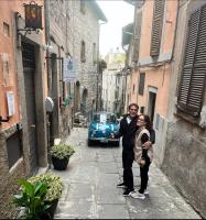 un hombre y una mujer de pie en un callejón en SOHO Piaggiarelle by Dasso - Guest House, en Viterbo