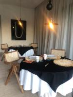 een eetkamer met 2 tafels en stoelen en een tafel bij Jardin Sakina - Séjour paisible avec soins bien-être, proche de Marrakech in Marrakesh