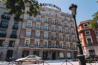 un coche aparcado delante de un gran edificio en ITC Mora by Soho Boutique, en Madrid