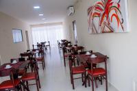 ArrozalにあるSeleto Hotel Fazendaの木製のテーブルと椅子のあるダイニングルーム